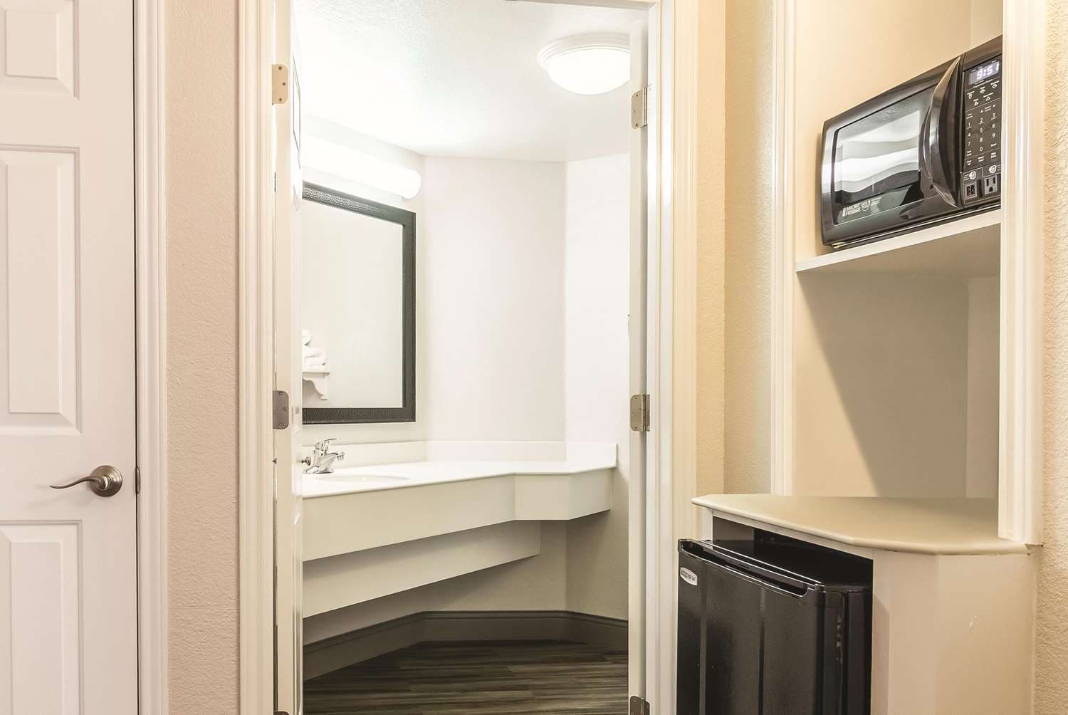 La Quinta Inn & Suites by Wyndham Orlando Airport at Gateway Village