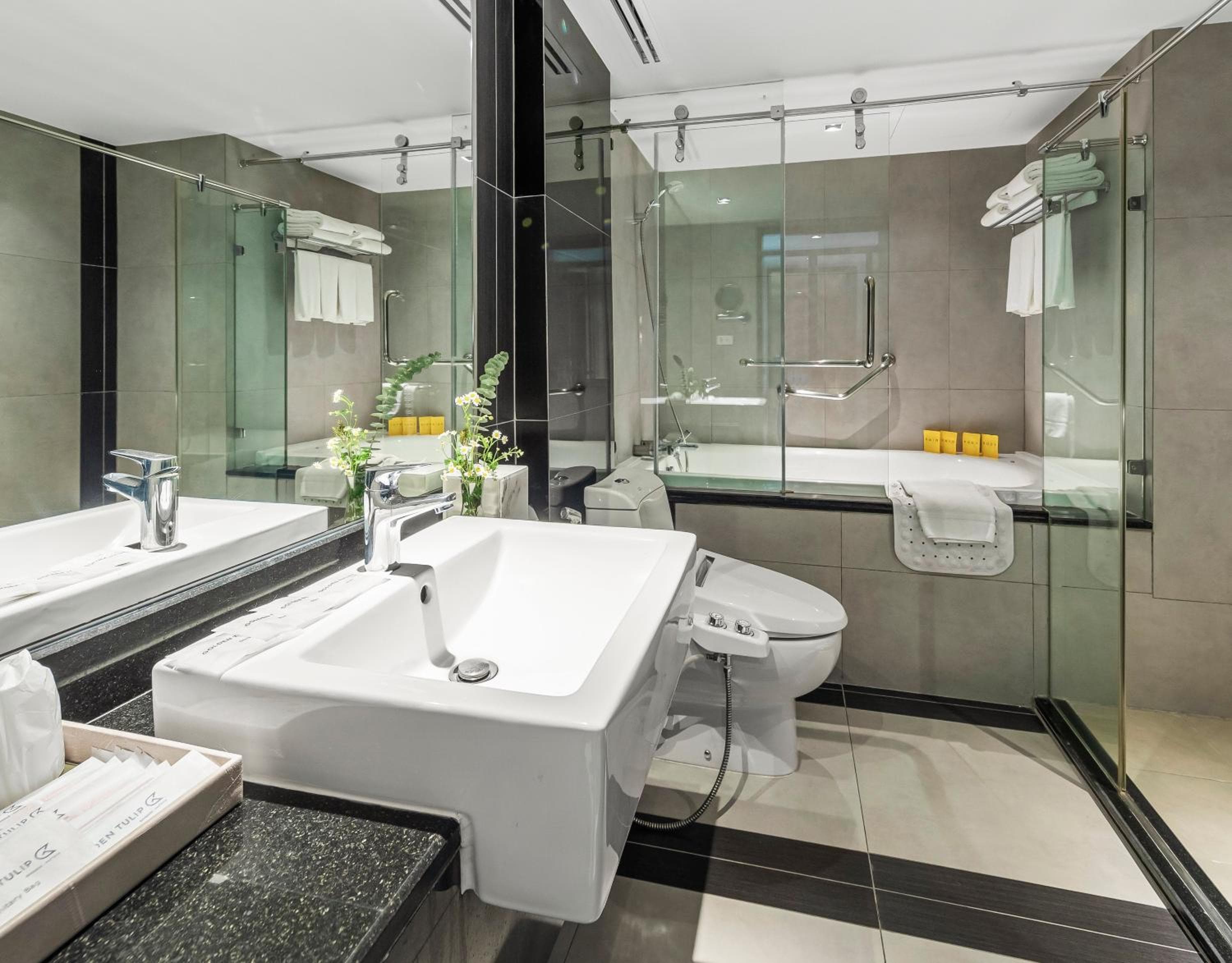 Golden Tulip Mandison Suites