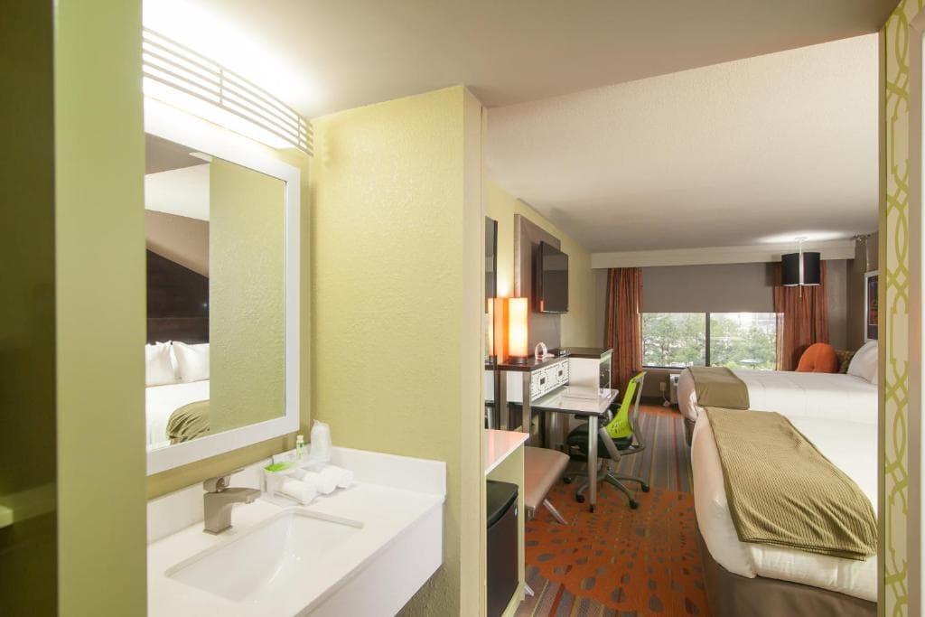 Holiday Inn Express Galleria Ballpark