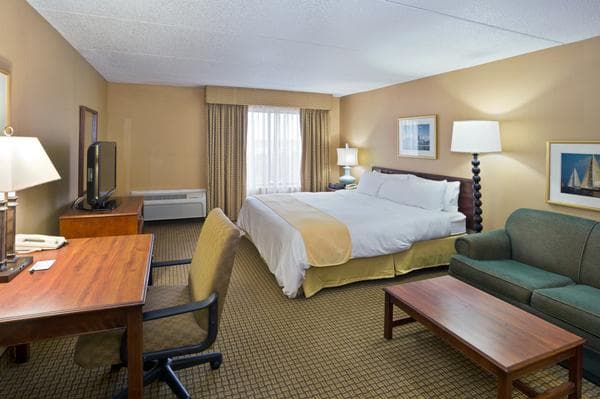 Hotel RL Cleveland Airport West