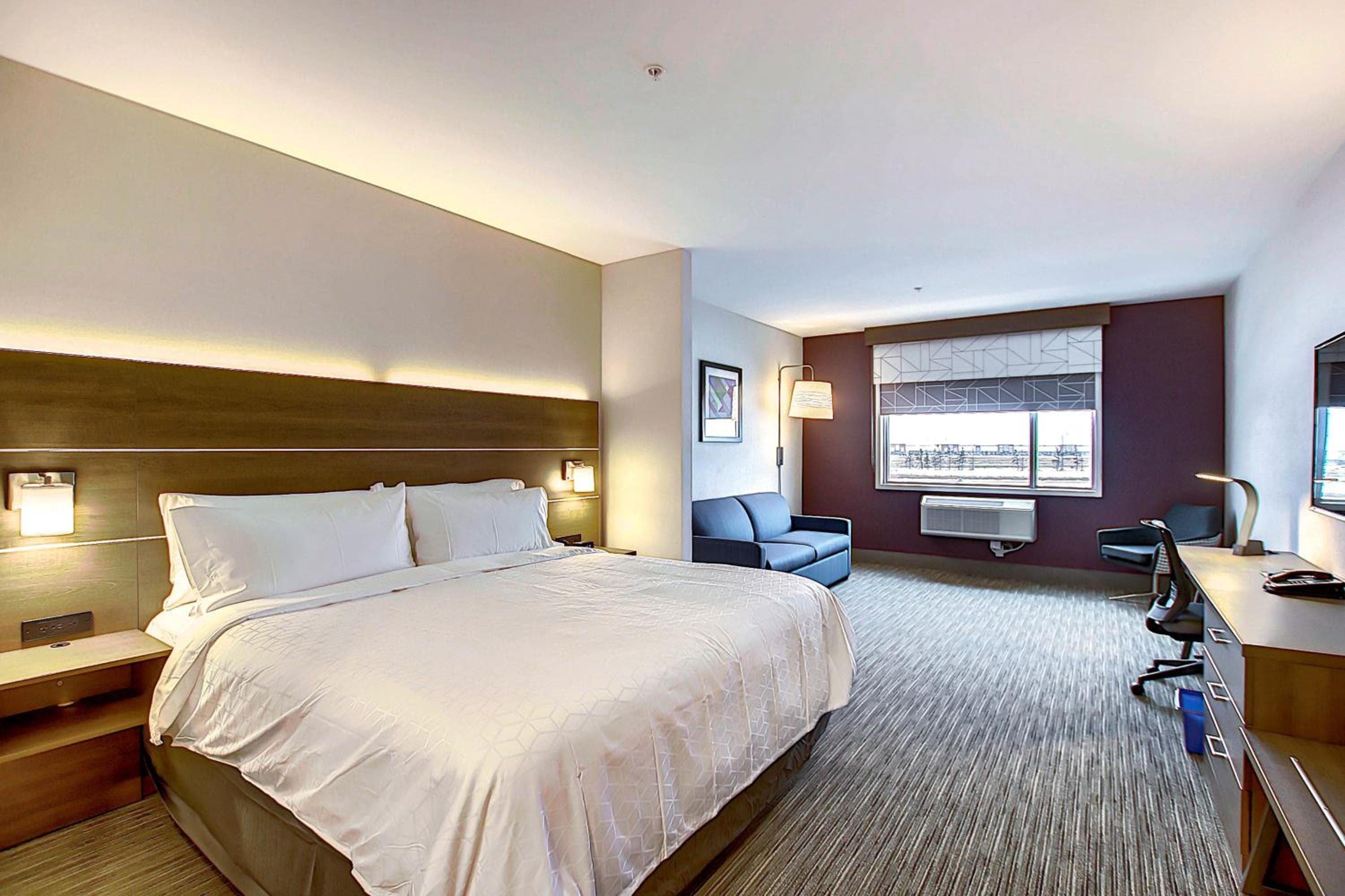 Holiday Inn Express & Suites Calgary Airport Trail NE