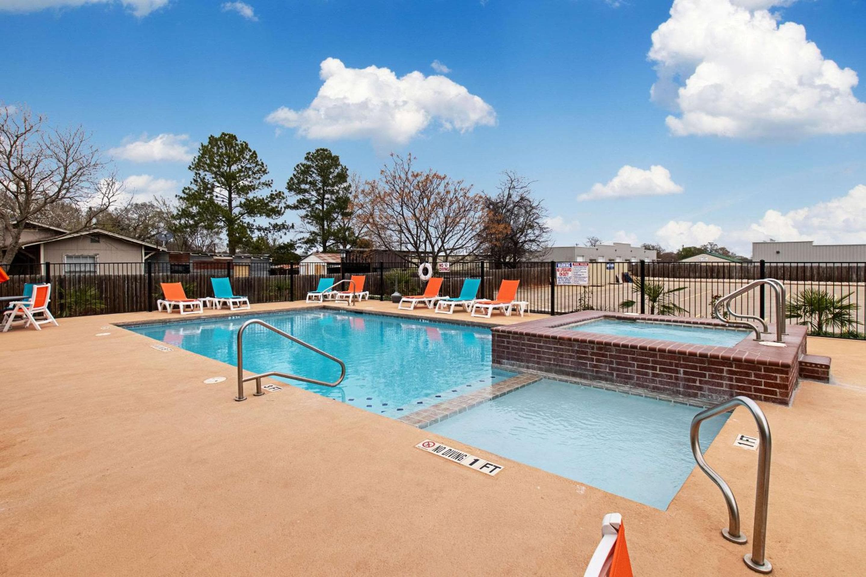 Comfort Inn & Suites and Suites Fredericksburg