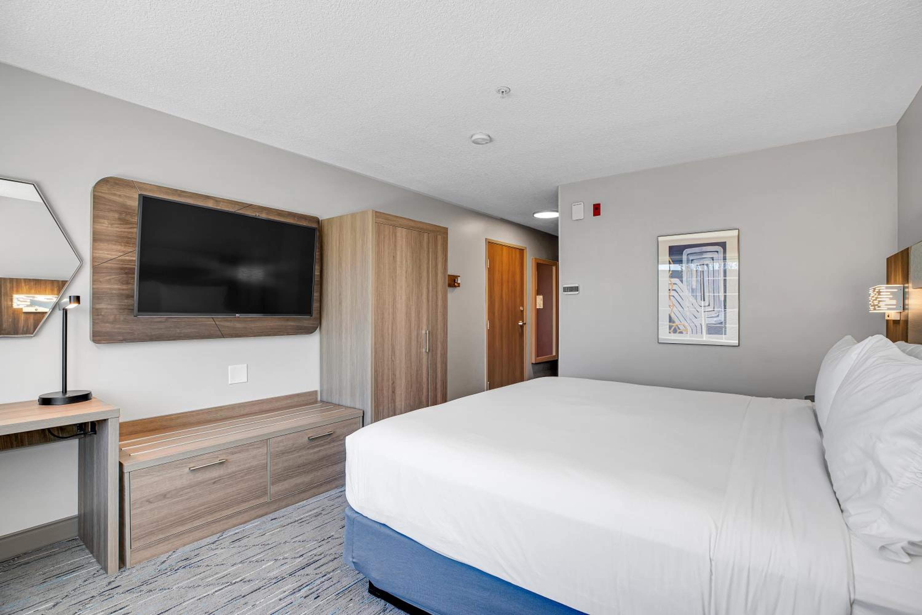 Holiday Inn Express Hotel & Suites Portland - Jantzen Beach, an IHG Hotel