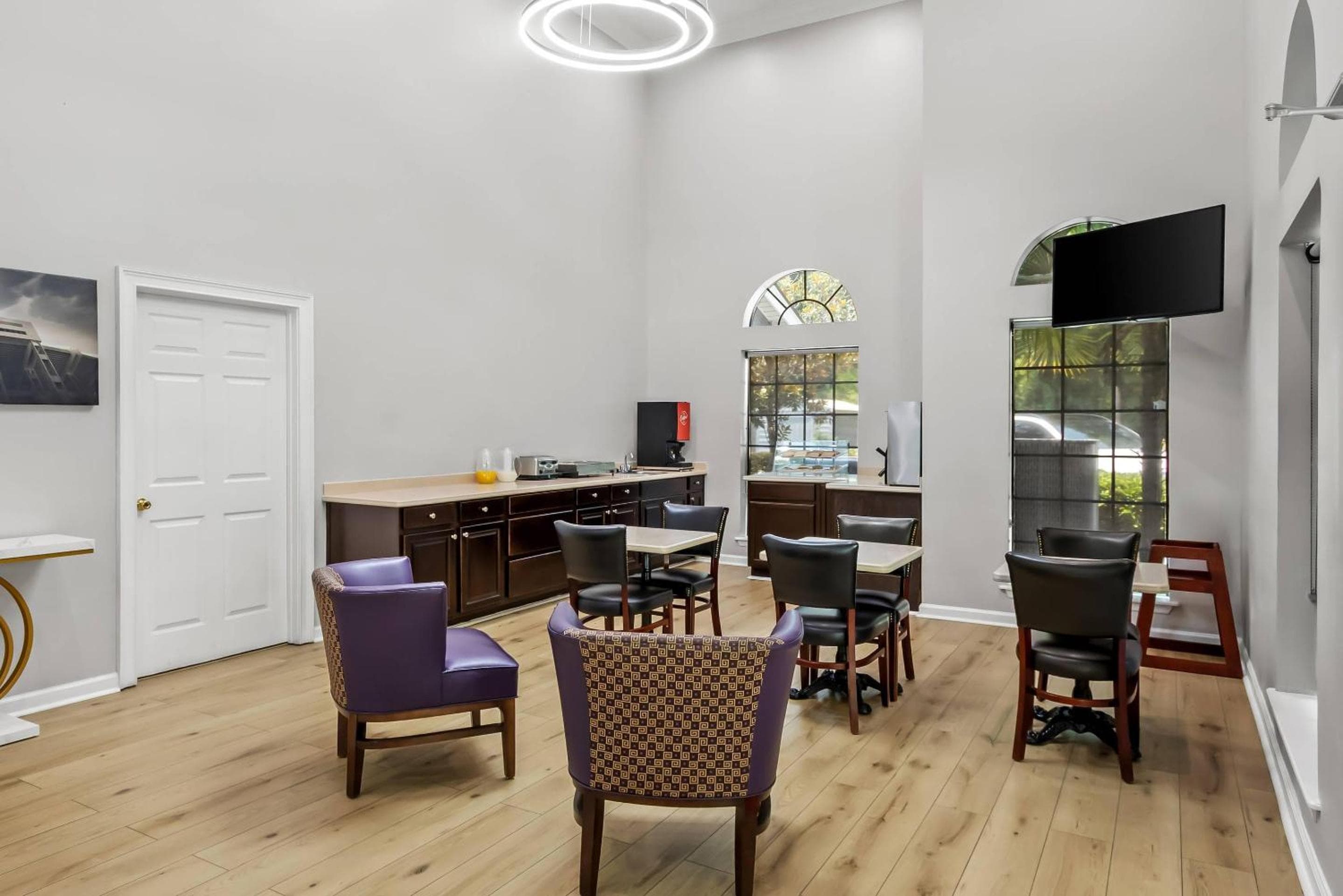 Econo Lodge Inn & Suites Cayce I-26 Airport