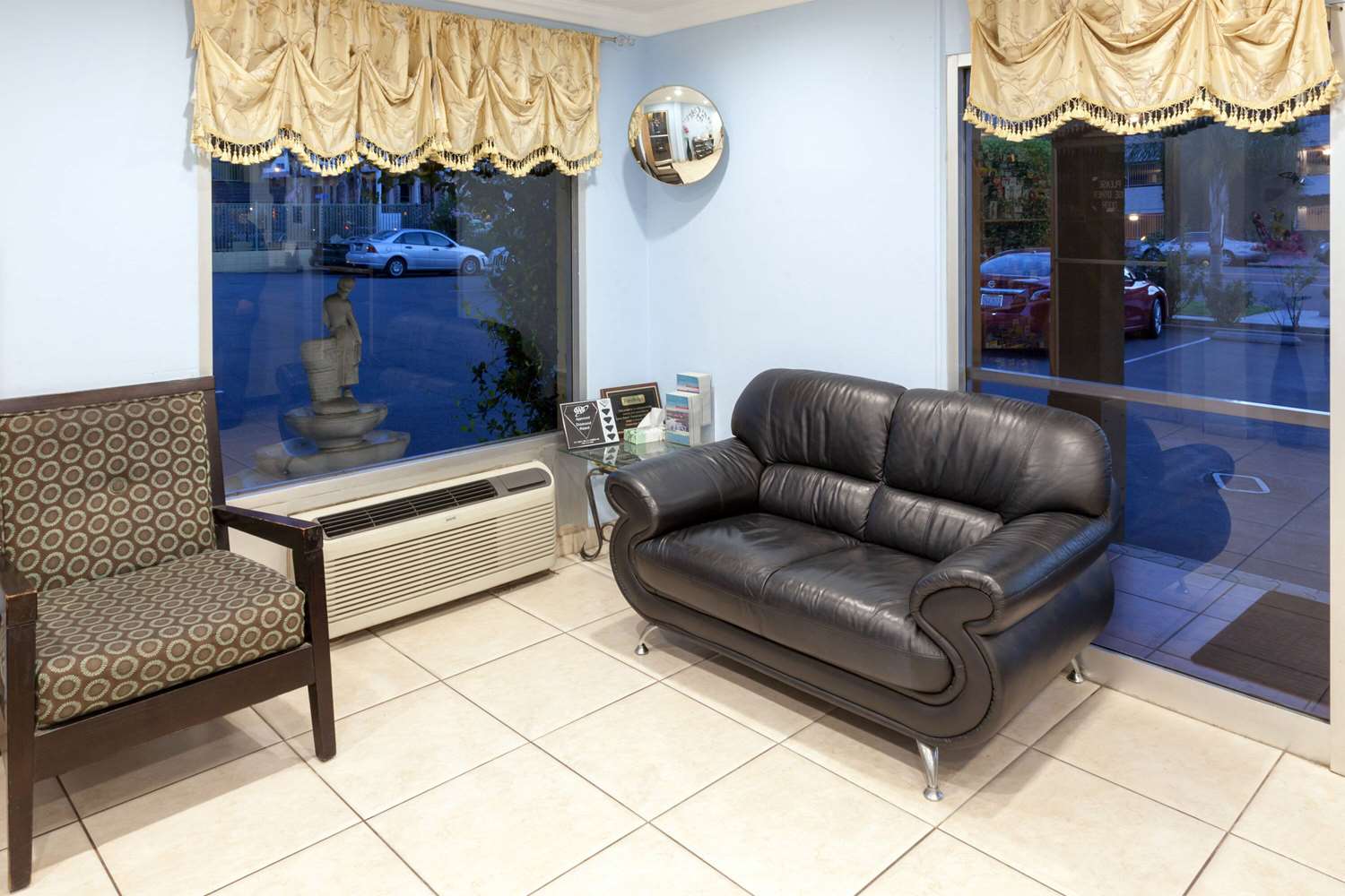 Travelodge by Wyndham Long Beach Convention Center