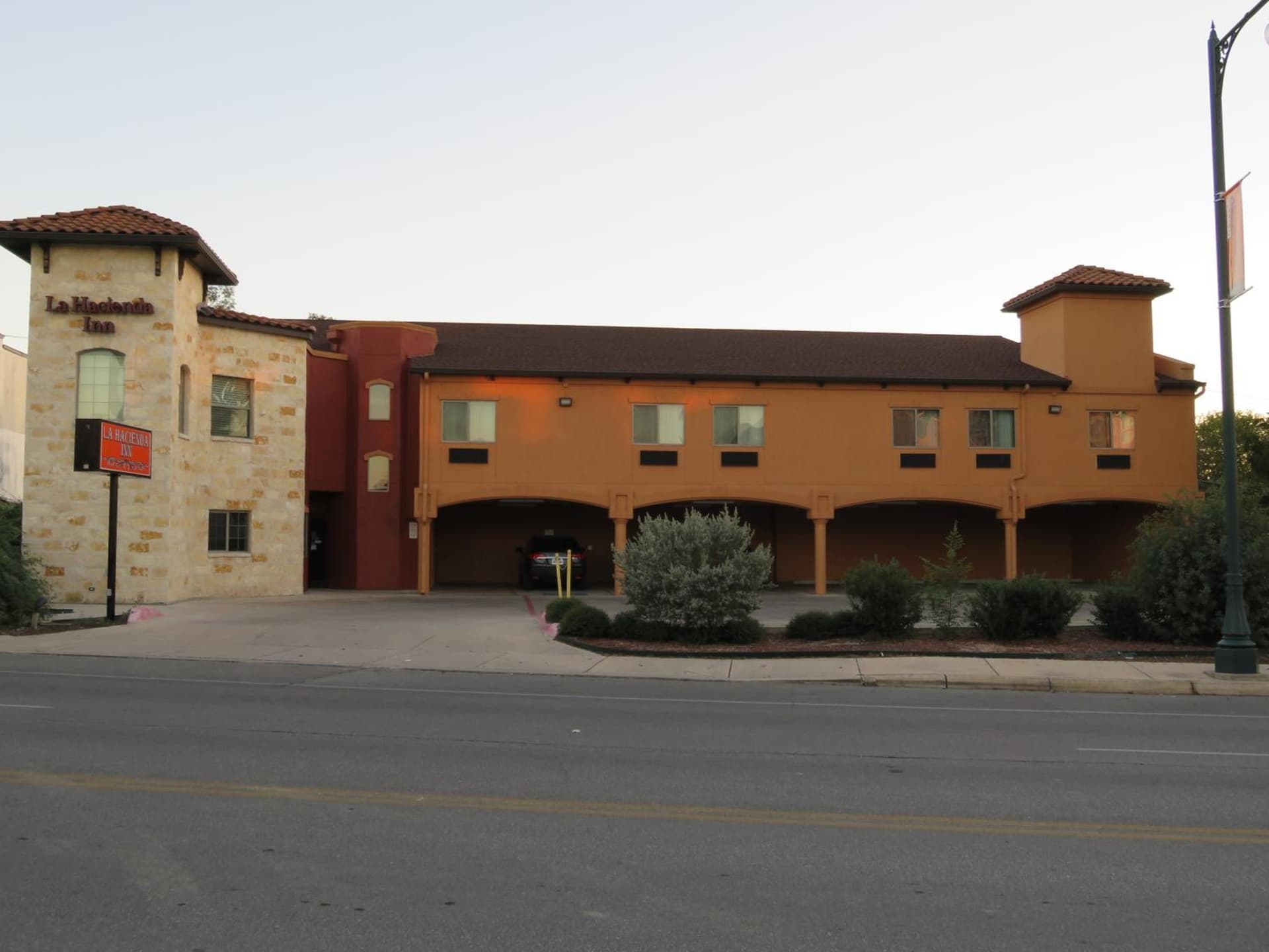 La Hacienda Inn near Alamodome & Riverwalk