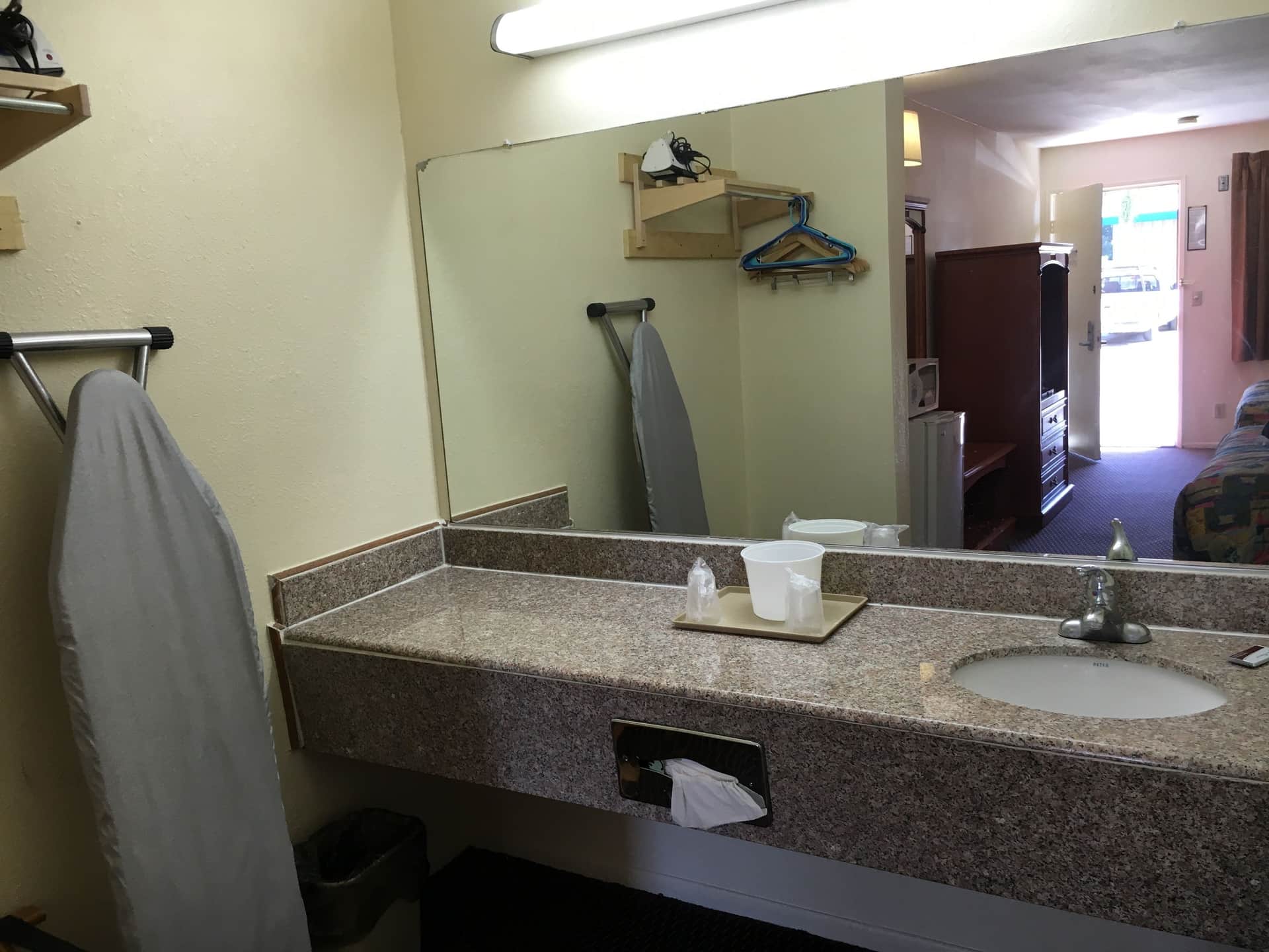 Economy Inn - Ontario