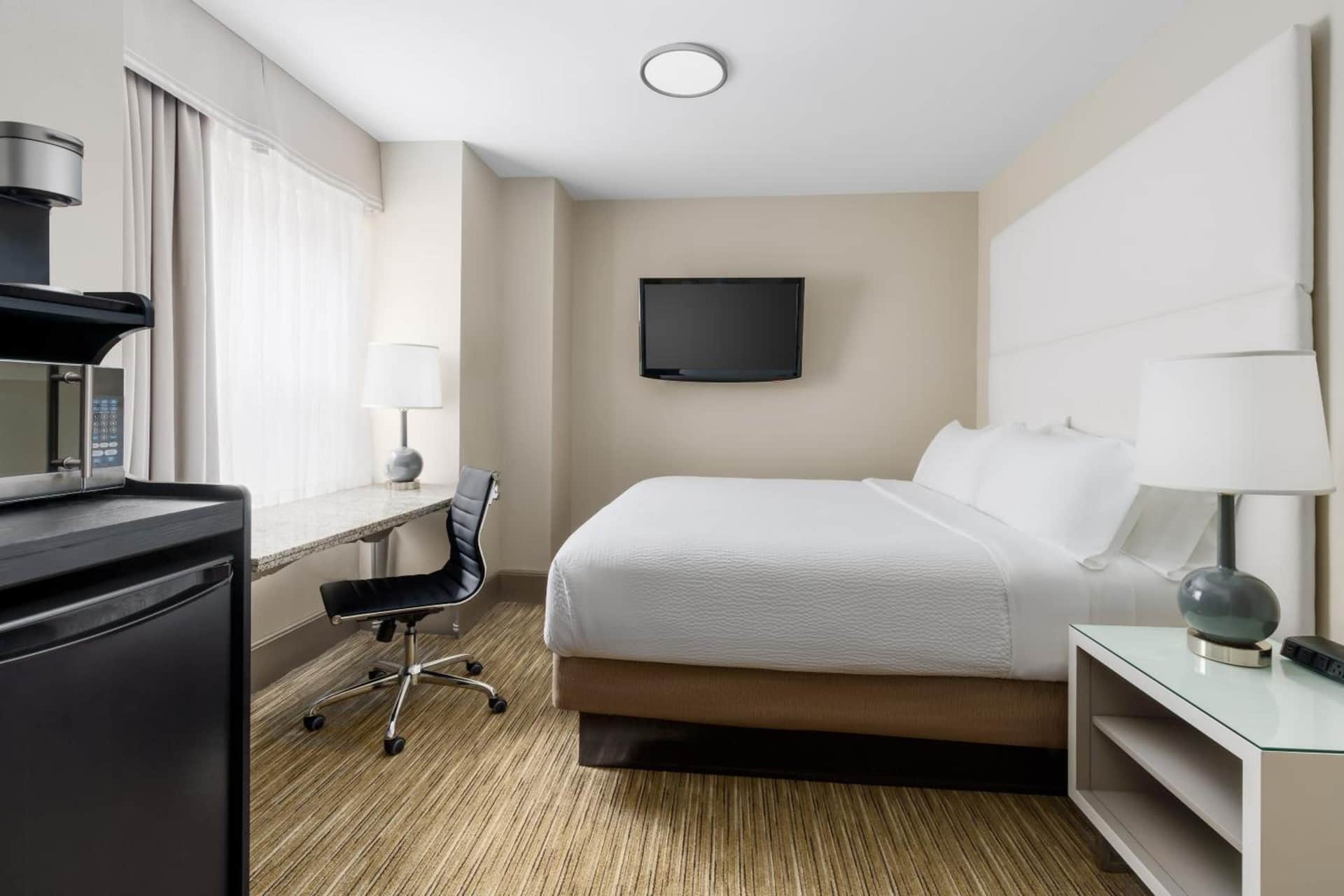 Hotel Cass, Holiday Inn Express (Chicago Magnificent Mile)